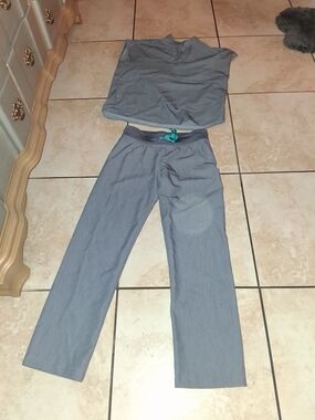 Figs Light Graphite Rafaela  Scrub Top XS  with scrub Pants  XSPETITE